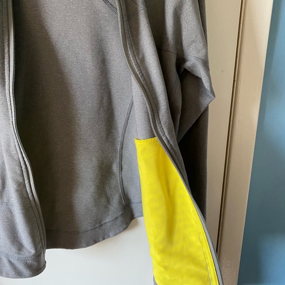 Lululemon define jacket light grey size 6, gently worn - Picture 4 of 5